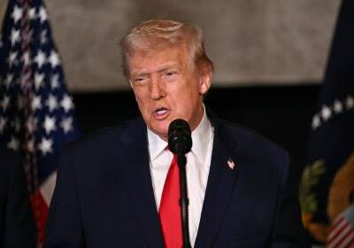 Trump destaca imigração e protestos em coletiva do primeiro ano do segundo mandato