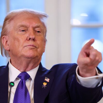 Trump pode autorizar ataque ao Irã, enquanto assessores buscam solução diplomática