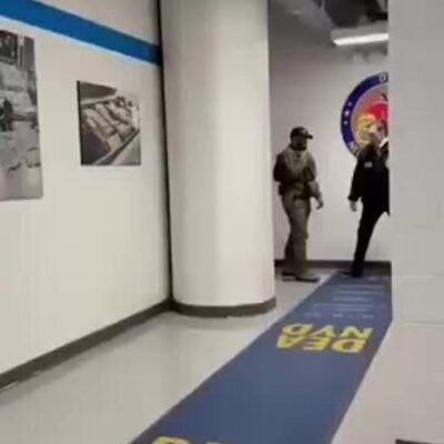 Vídeo mostra Nicolás Maduro algemado na sede da DEA em Nova York