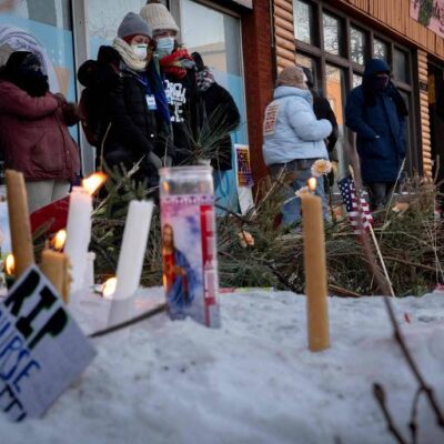 Vídeos indicam que homem morto pelo ICE nos EUA segurava celular, não arma