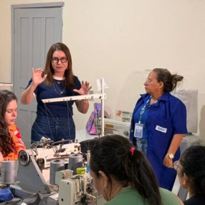 Milena Galvão acompanha curso de constureira industrial voltado para mulheres em Currais Novos