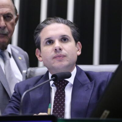 Hugo Motta leva PEC do fim da escala 6×1 à CCJ da Câmara