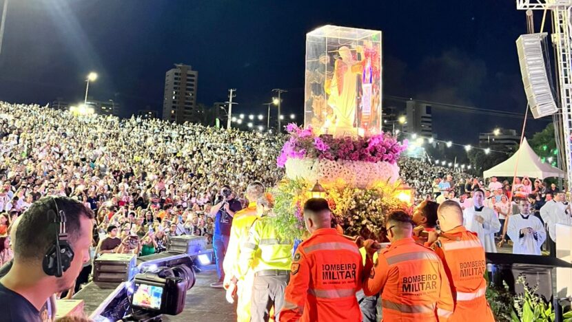 Vigília de São Miguel Arcanjo reúne 35 mil pessoas na UFRN