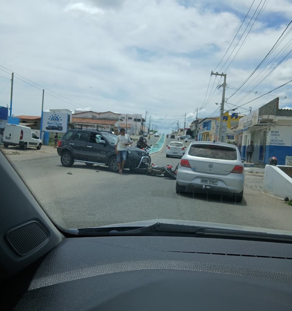 Acidente entre carro e moto é registrado em cruzamento da Avenida Cândido Dantas