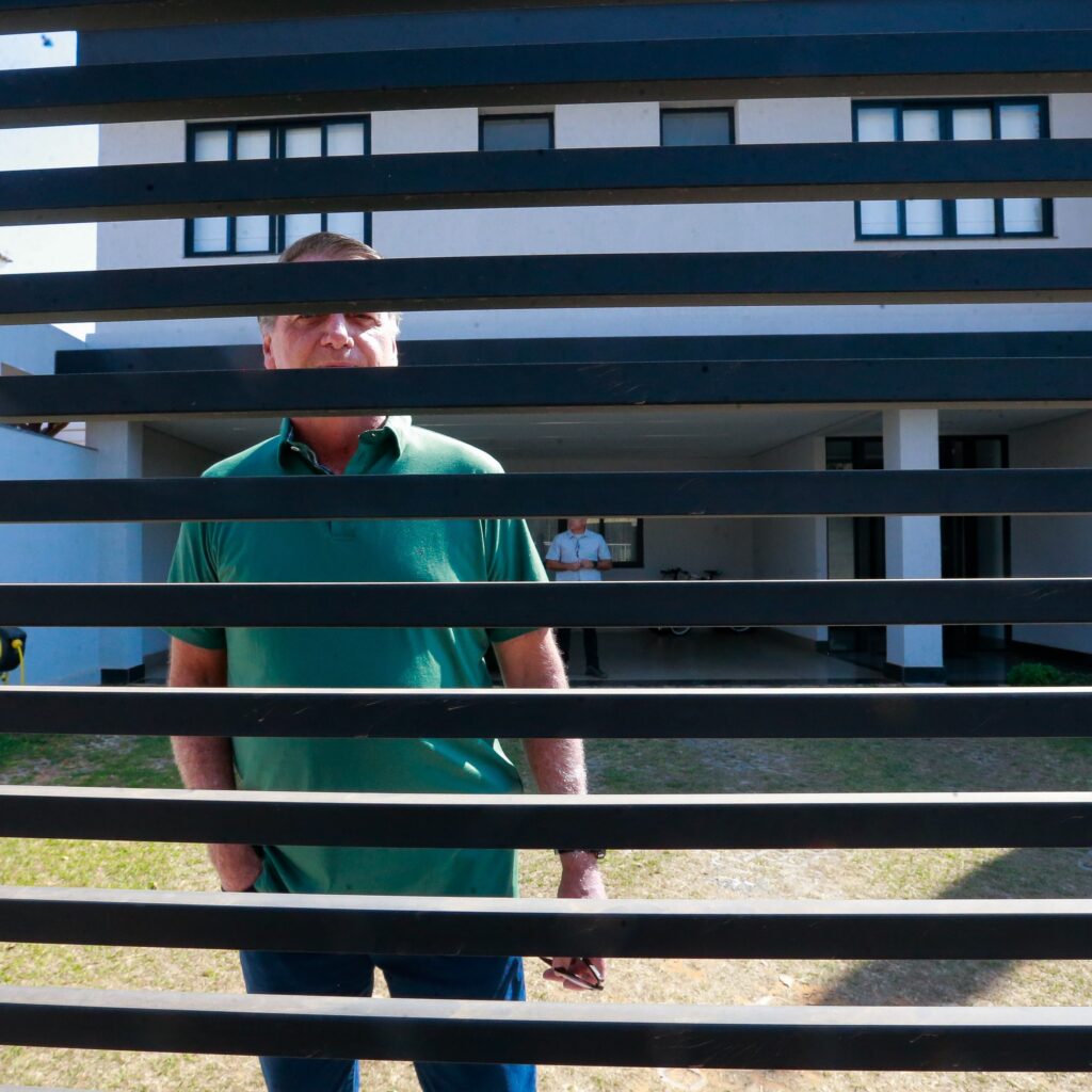 Bolsonaro recebe alta e inicia prisão domiciliar humanitária em Brasília