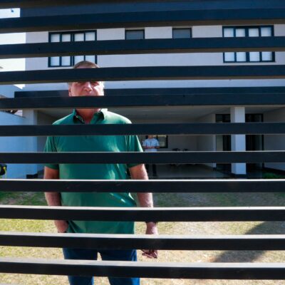 Bolsonaro recebe alta e inicia prisão domiciliar humanitária em Brasília