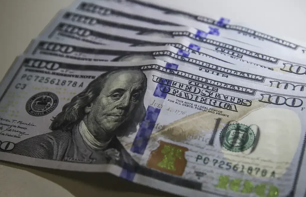 Dólar cai para R$ 5,20 com melhora no cenário financeiro