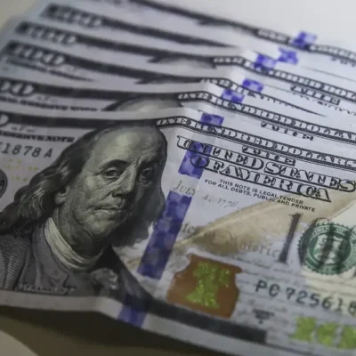 Dólar cai para R$ 5,20 com melhora no cenário financeiro