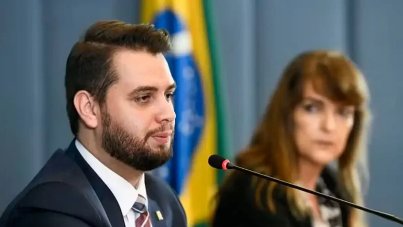 Moraes determina retorno de ex-assessor de Bolsonaro à prisão no Paraná