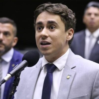 Nikolas Ferreira defende cadeia para Alexandre de Moraes em ato na Paulista