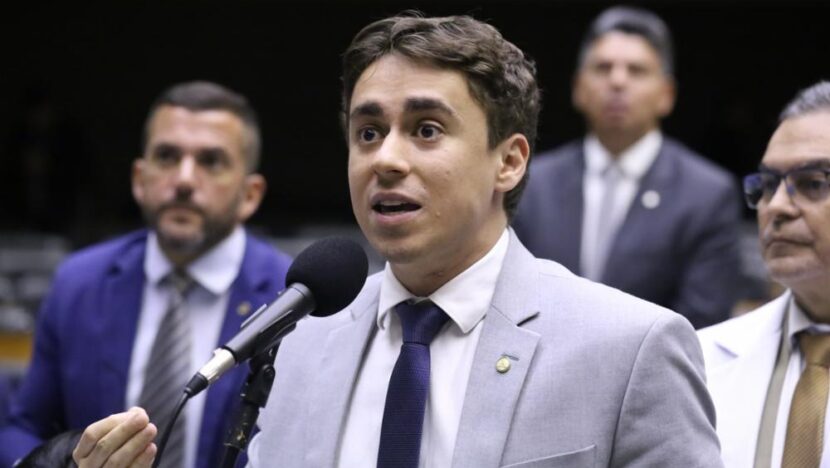 Nikolas Ferreira defende cadeia para Alexandre de Moraes em ato na Paulista
