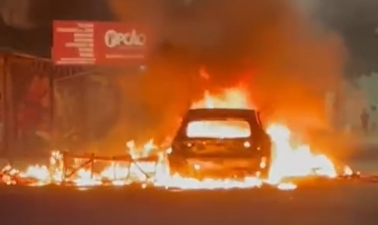 Veículos são incendiados em Ponta Negra após confronto com policiais