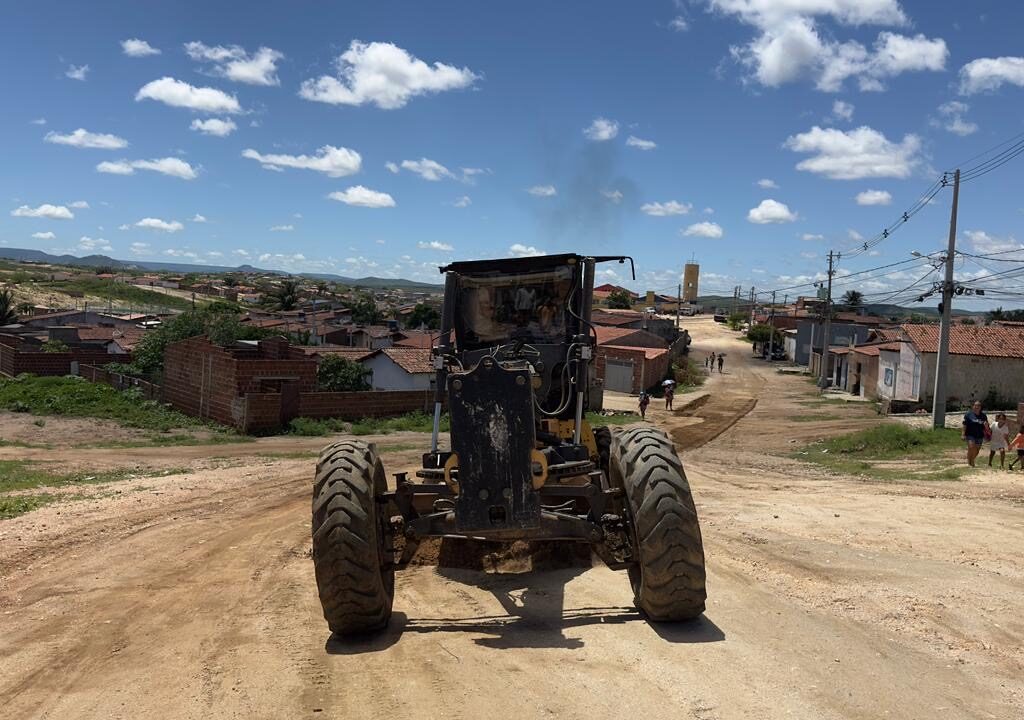 Prefeitura de Currais Novos inicia pavimentação da Rua Riacho das Ovelhas no bairro Dr. José Bezerra