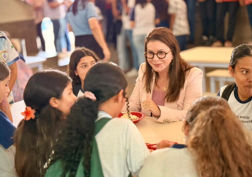 Milena Galvão recebe convite de estudantes e visita escola PHG em Currais Novos