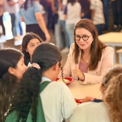 Milena Galvão recebe convite de estudantes e visita escola PHG em Currais Novos