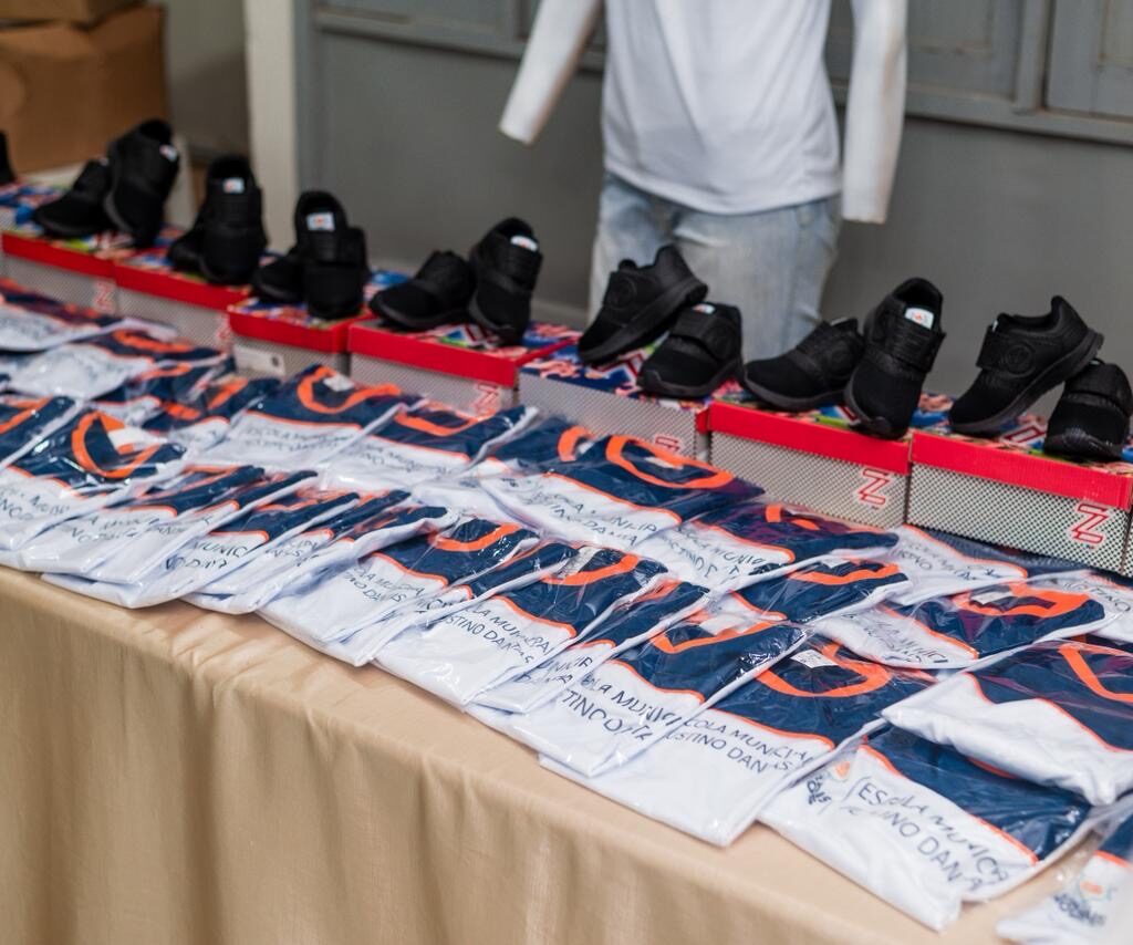 PREFEITURA DE CURRAIS NOVOS INICIA ENTREGA DE FARDAMENTO ESCOLAR PARA ALUNOS DA REDE MUNICIPAL DE ENSINO