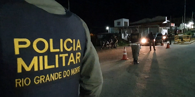 Mulher é presa em flagrante suspeita de matar o marido a facadas em Currais Novos