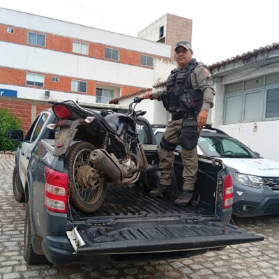 Moto furtada durante a noite é recuperada pela Polícia Militar em Currais Novos