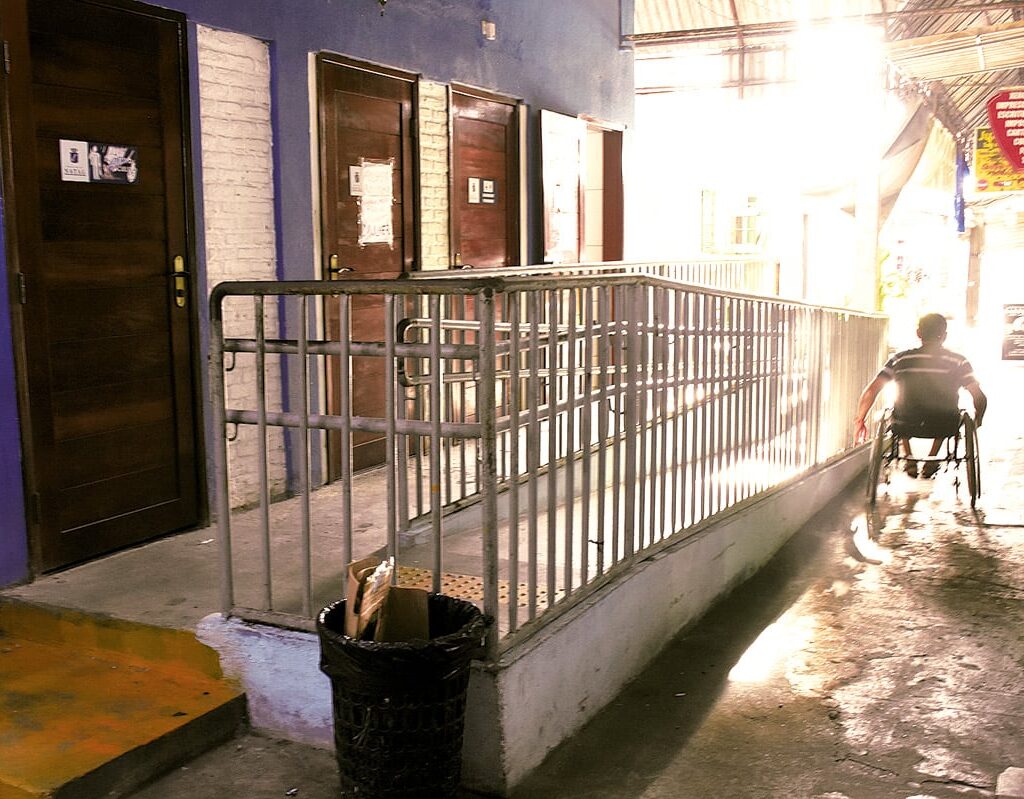 Banheiros do Camelódromo da Cidade Alta estão quebrados e sem acessibilidade