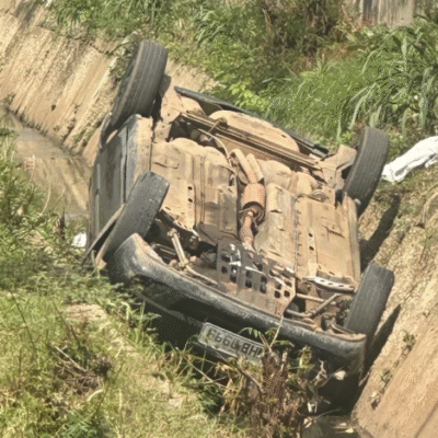 Carro capota e cai em córrego em Mossoró após acidente