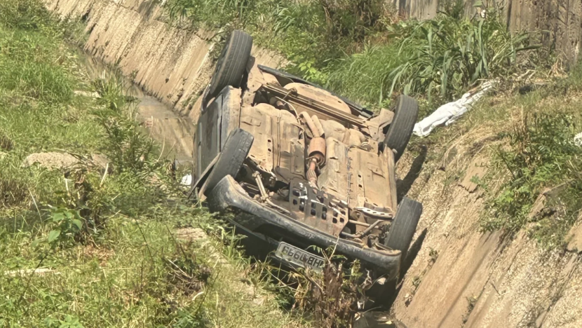 Carro capota e cai em córrego em Mossoró após acidente