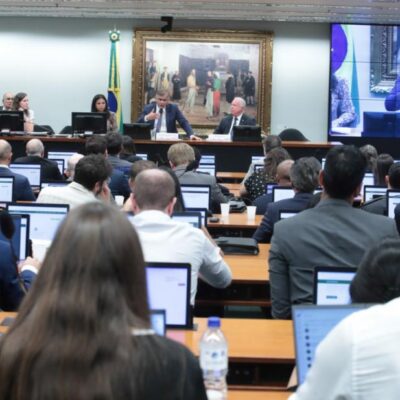 CCJ aprova relatório favorável para fim da jornada 6×1 na Câmara