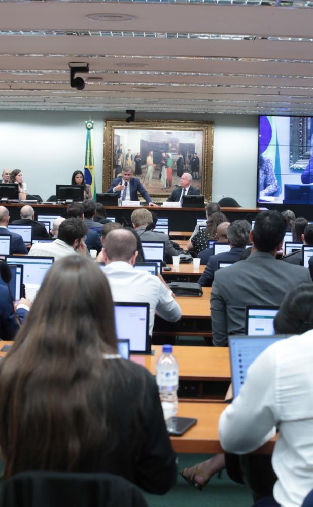 CCJ aprova relatório favorável para fim da jornada 6×1 na Câmara