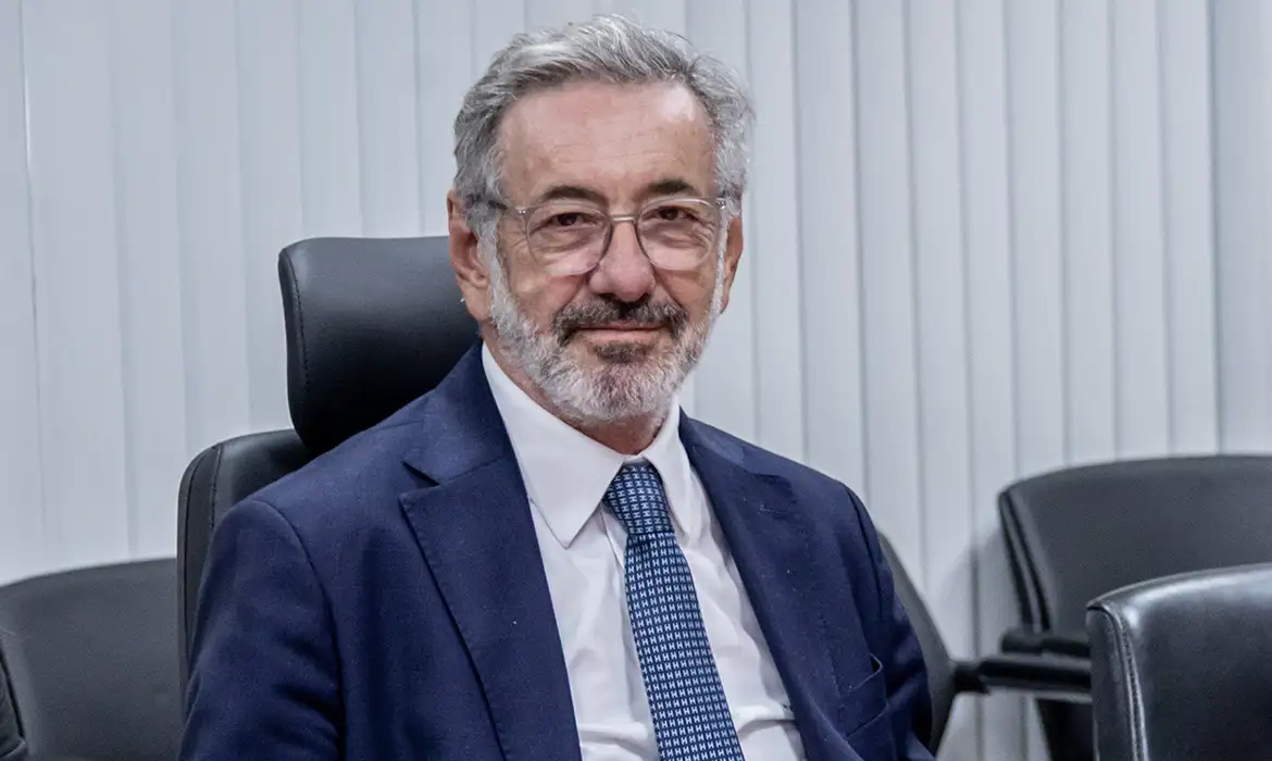 Novo ministro do Desenvolvimento apoia jornada de 40 horas semanais