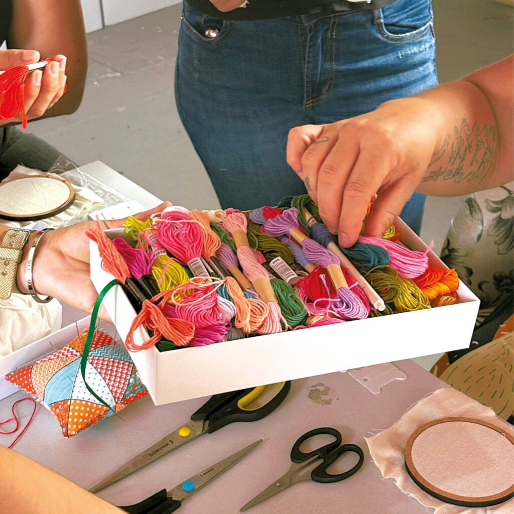 Projeto da UFRN usa bordado para promover cuidado e bem-estar a cuidadores