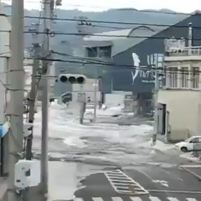 Terremoto de magnitude 7,7 no Japão gera tsunami e evacuações