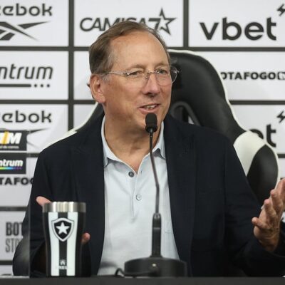 Tribunal Arbitral da FGV afasta John Textor da SAF do Botafogo