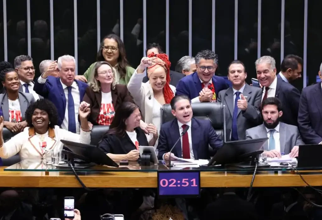 Câmara aprova PEC que extingue escala 6×1 e reduz jornada para 40 horas