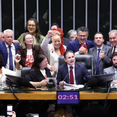 Câmara aprova PEC que extingue escala 6×1 e reduz jornada para 40 horas