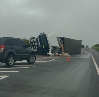 Carreta tomba e causa interdição parcial na BR-304 em Macaíba