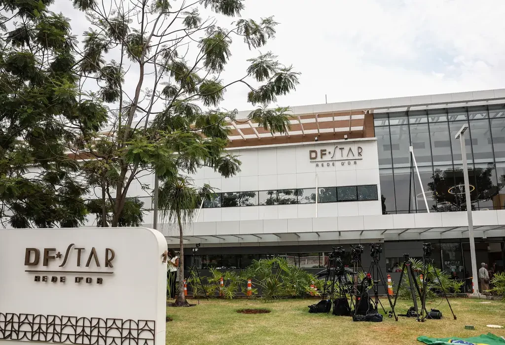 Cirurgia de Bolsonaro no ombro foi realizada sem complicações, informa equipe médica