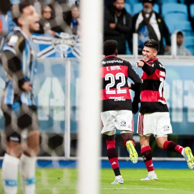 Flamengo vence Grêmio fora de casa e se aproxima do líder Palmeiras