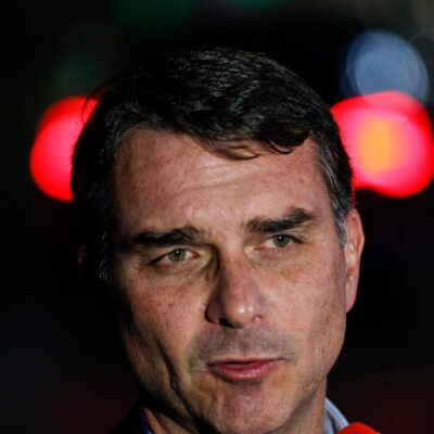 Flávio Bolsonaro admite buscar financiamento privado para filme sobre Jair Bolsonaro