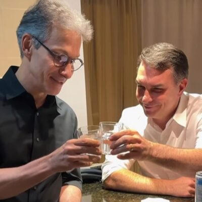 Flávio Bolsonaro diz que Zema se precipitou e que chapa com ele fica inviável