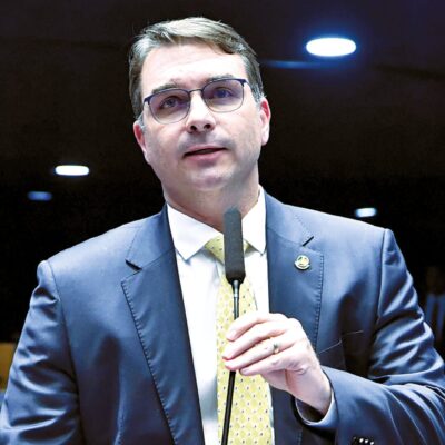 Flávio Bolsonaro justifica negócio com Daniel Vorcaro por ser ‘astro’ nacional