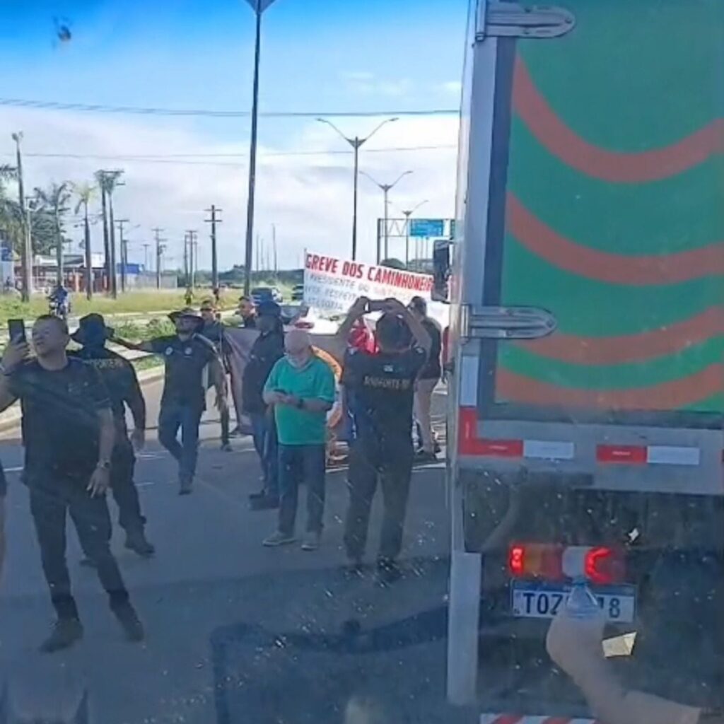 Greve de caminhoneiros bloqueia BR-101 no RN por disputa salarial