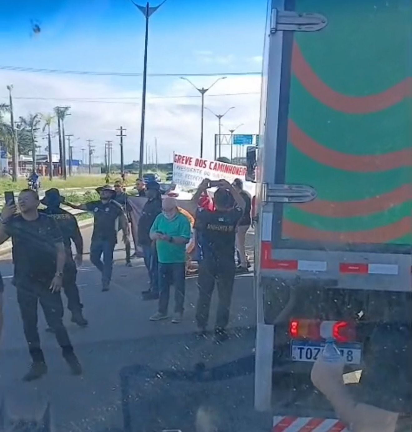 Greve de caminhoneiros bloqueia BR-101 no RN por disputa salarial
