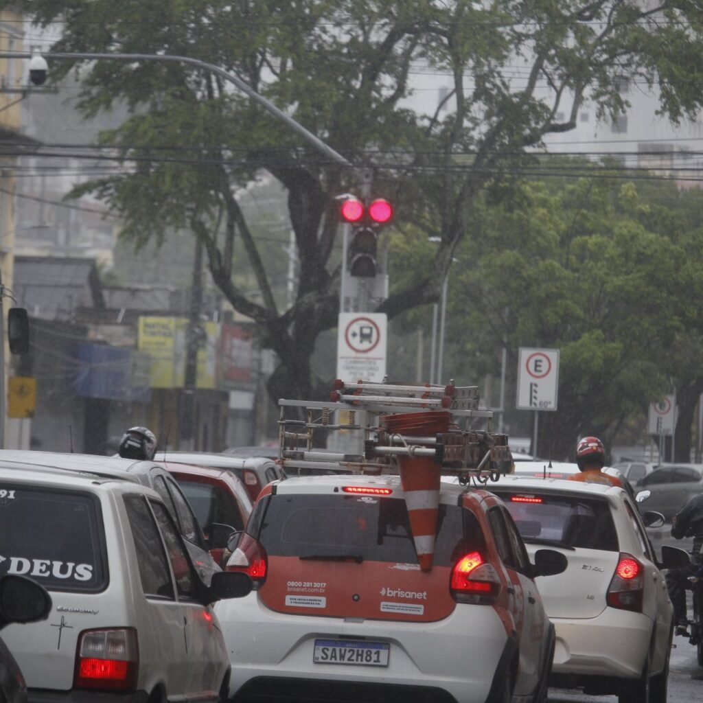 Inmet emite alertas de chuvas intensas e ventos fortes para o RN neste Dia das Mães