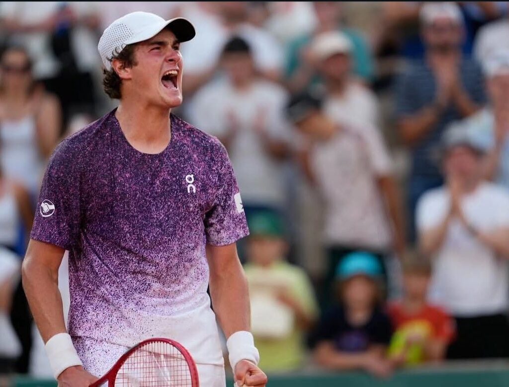 João Fonseca vence Djokovic de virada e avança em Roland Garros