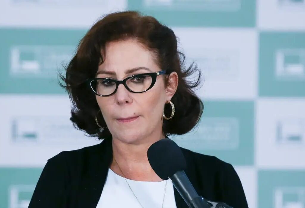 Justiça determina penhora de imóvel de Carla Zambelli por uso indevido de foto de Boulos