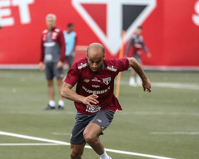 Lucas Moura terá cirurgia e não joga mais em 2026 após lesão grave