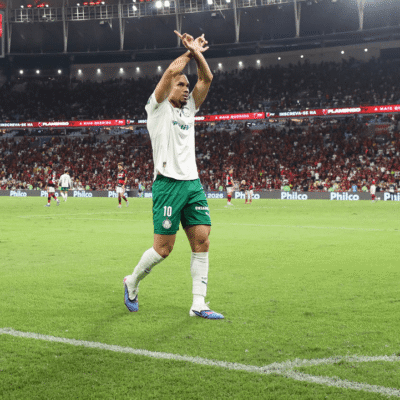 Paulinho é denunciado no STJD por comemoração polêmica contra Flamengo