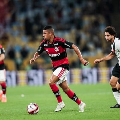 Vasco marca no último lance e empata com Flamengo no Brasileirão