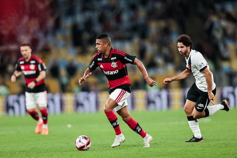 Vasco marca no último lance e empata com Flamengo no Brasileirão