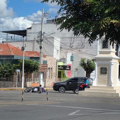 Acidente envolvendo carro e moto é registrado na Rua Lula Gomes