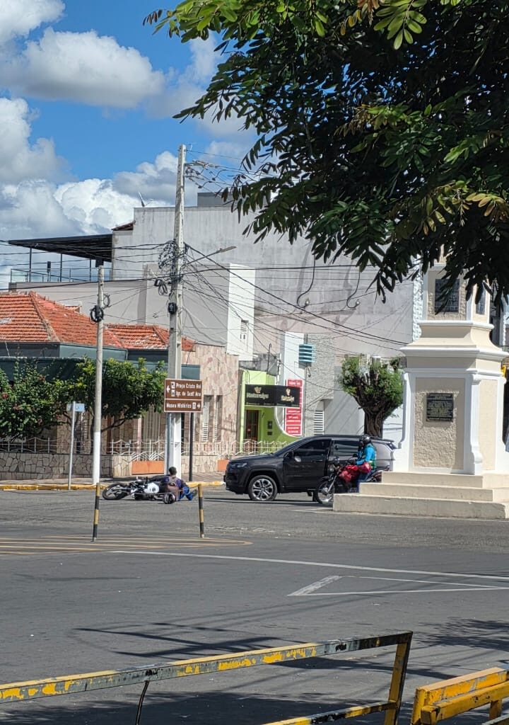 Acidente envolvendo carro e moto é registrado na Rua Lula Gomes